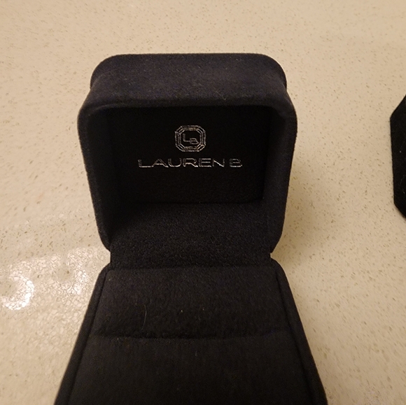 Ring cases - Picture 3 of 3